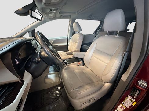 Used 2019 Toyota Sienna XLE image 13