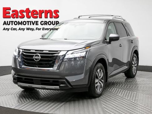 Used 2023 Nissan Pathfinder SL AWD/4WD image 1
