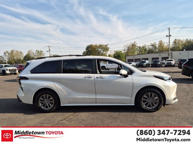 Used 2026 Toyota Sienna XLE FWD image 2