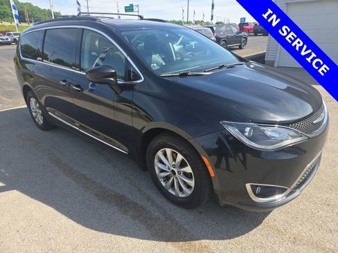 Used 2017 Chrysler Pacifica Touring-L FWD image 1