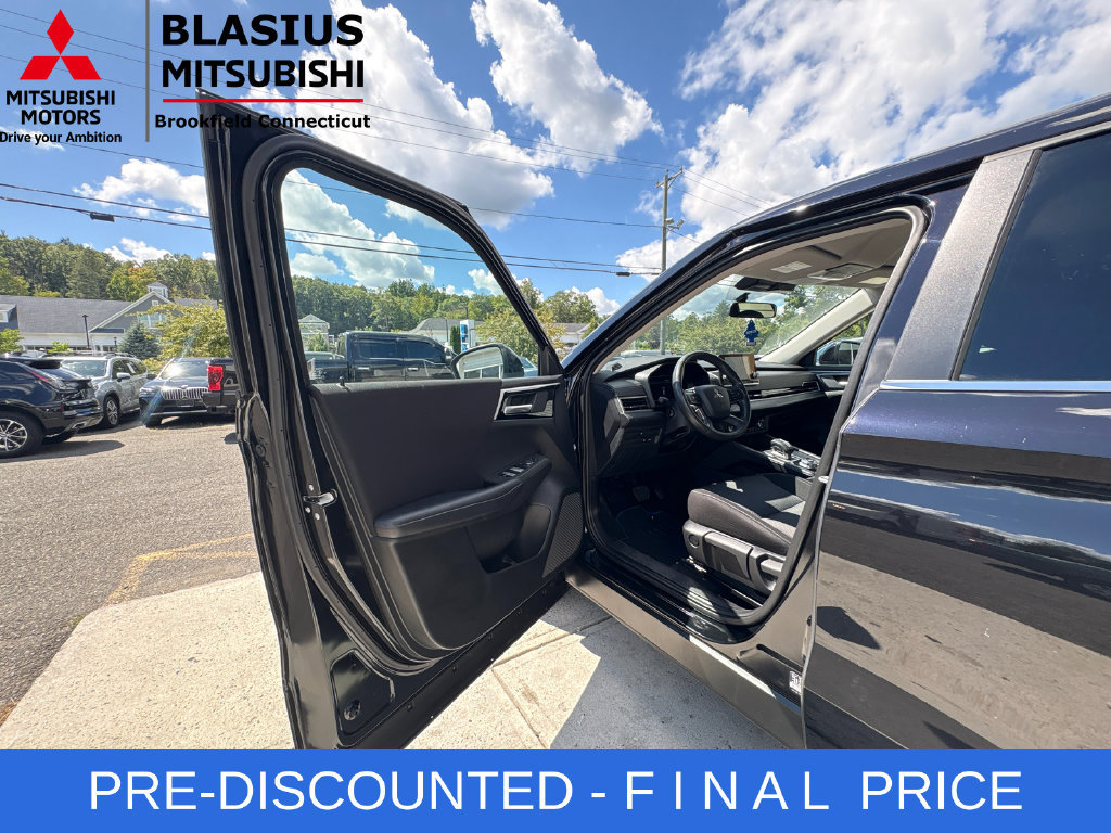 Used 2025 Mitsubishi Outlander ES AWD/4WD image 14
