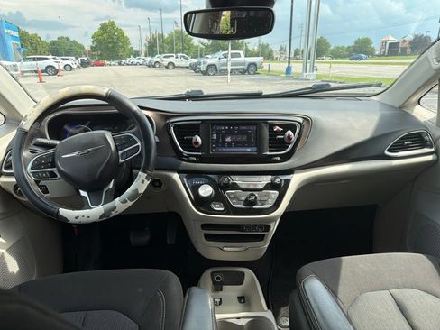 Used 2023 Chrysler Voyager LX FWD image 5