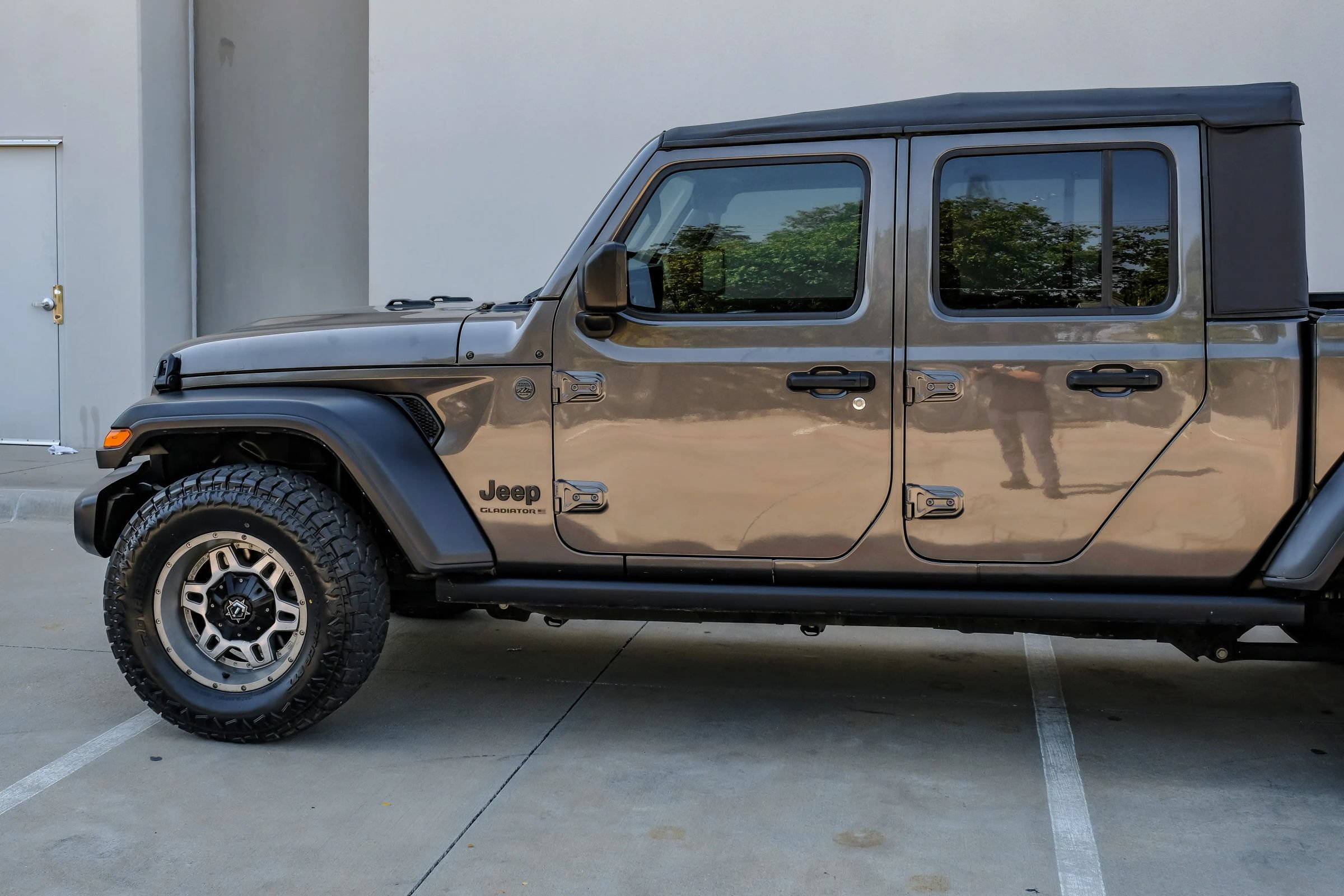 Used 2023 Jeep Gladiator Sport AWD/4WD image 17