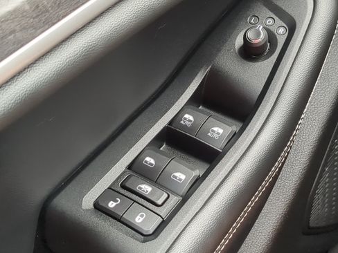 Used 2023 Jeep Grand Cherokee L Limited AWD/4WD image 23