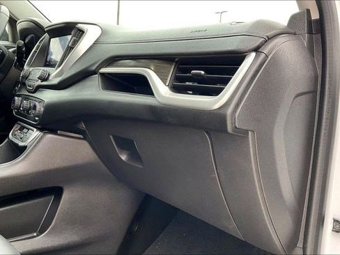 Used 2024 GMC Terrain SLT image 20