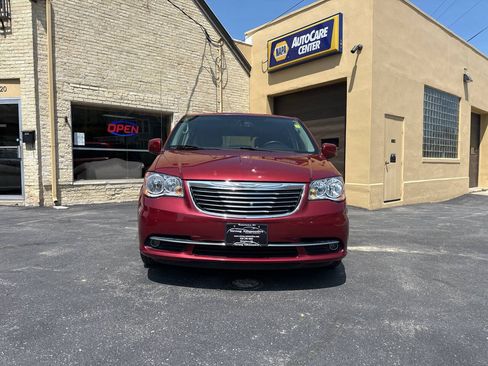 Used 2014 Chrysler Town & Country Touring FWD image 6