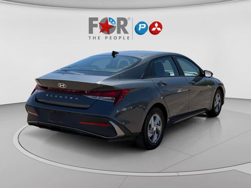 Used 2024 Hyundai Elantra SE image 5