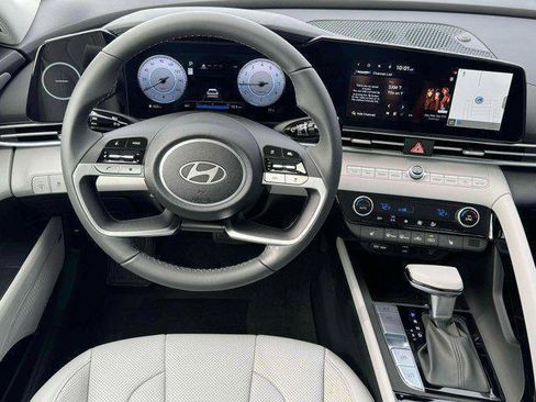 Used 2025 Hyundai Elantra Limited FWD image 17