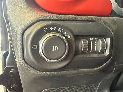 Used 2018 Jeep Wrangler Unlimited Rubicon w/ Dual Top Group AWD/4WD image 14