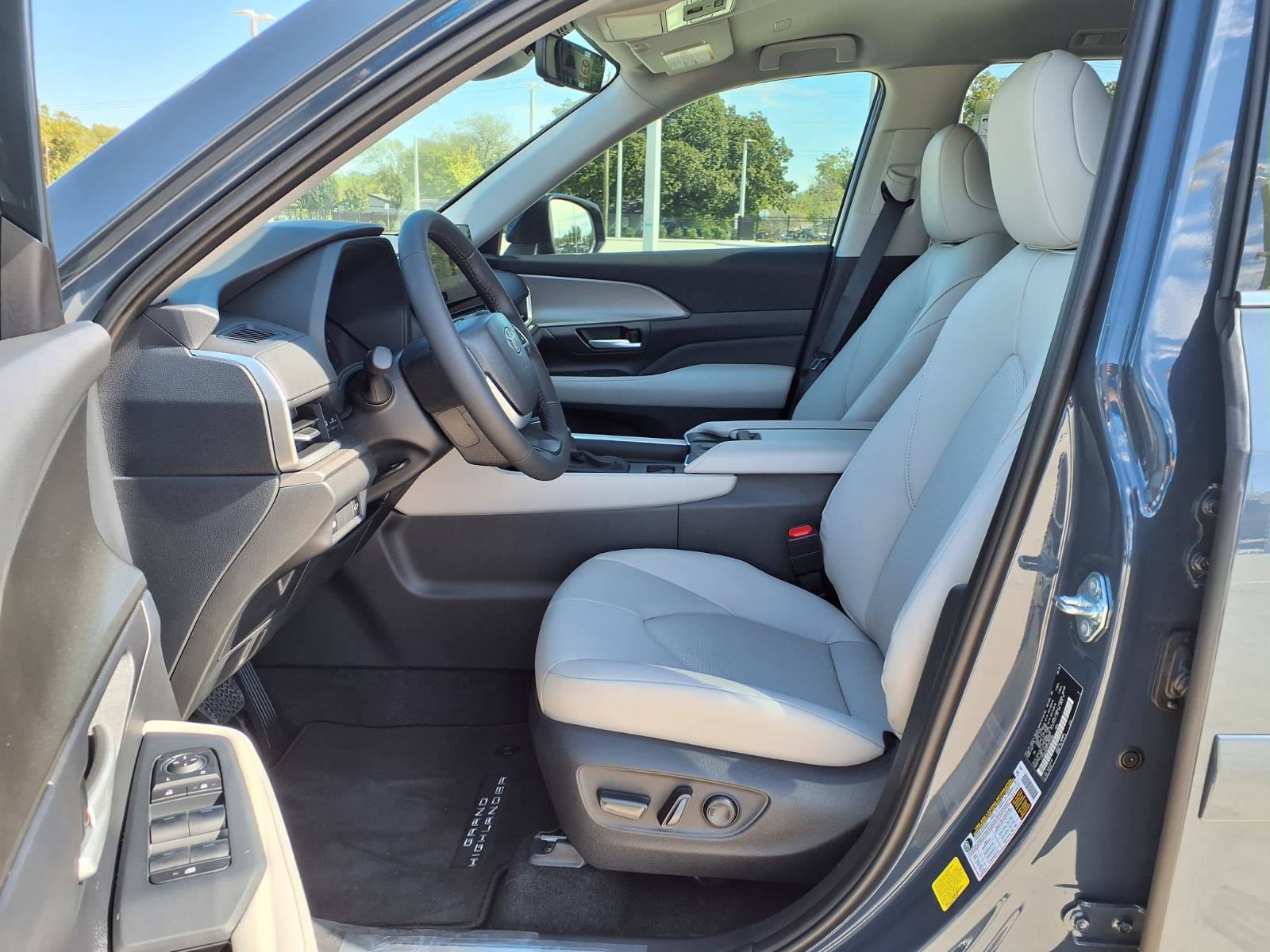 New 2026 Toyota Grand Highlander XLE FWD image 23