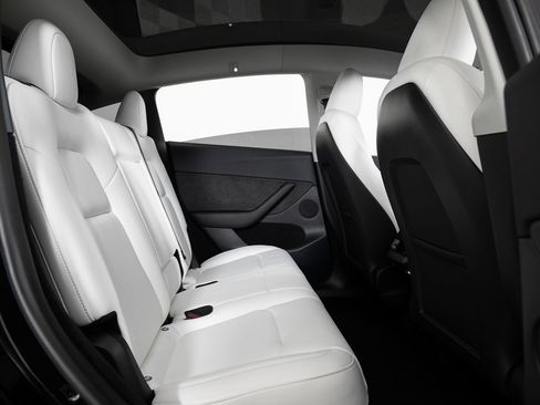 Used 2023 Tesla Model Y Long Range image 23