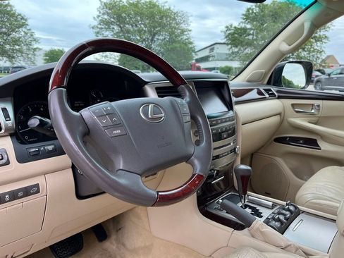 Used 2013 Lexus LX 570 4WD w/ Luxury Pkg image 16