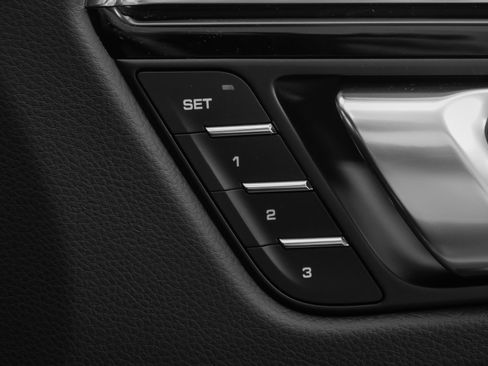 Used 2025 Porsche Macan image 19