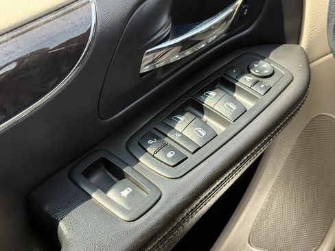 Used 2013 Chrysler Town & Country Limited w/ Luxury Group FWD image 40