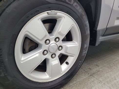 Used 2017 Jeep Compass Latitude image 31