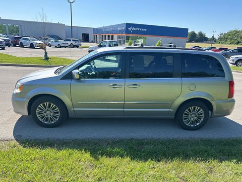 Used 2016 Chrysler Town & Country Touring-L w/ Driver Convenience Group FWD image 10
