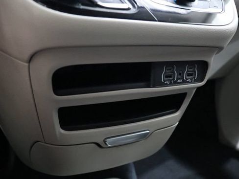 Used 2024 Chrysler Pacifica Touring-L FWD image 27