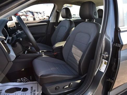 Certified 2025 Volkswagen Jetta SE w/ Sunroof Package image 20