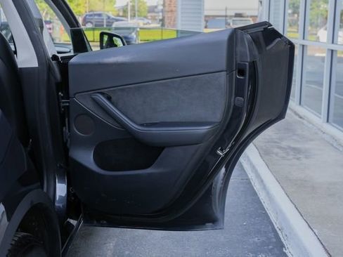Used 2024 Tesla Model Y Long Range AWD/4WD image 25