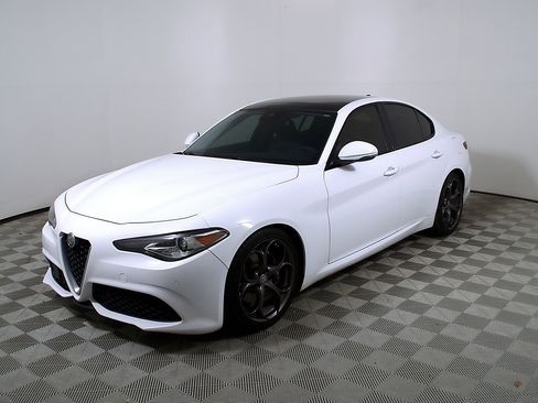 Used 2017 Alfa Romeo Giulia Ti w/ TI 19" Sport Package RWD image 2