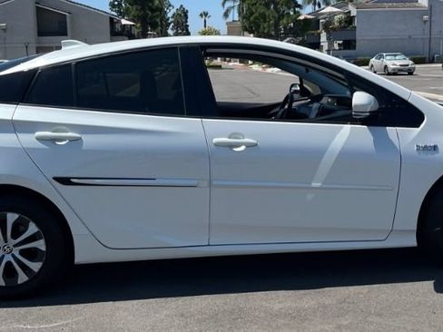 Used 2020 Toyota Prius Prime XLE FWD image 3