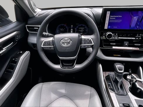 Used 2025 Toyota Highlander Limited FWD image 6