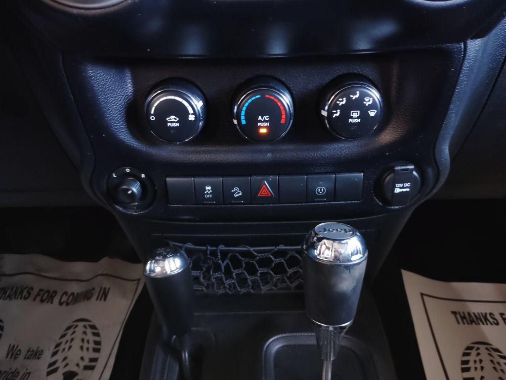 Used 2015 Jeep Wrangler Unlimited Rubicon w/ Connectivity Group AWD/4WD image 34
