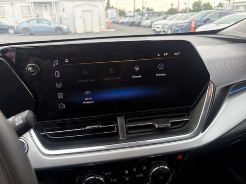 Used 2025 Chevrolet Trax LT FWD image 16