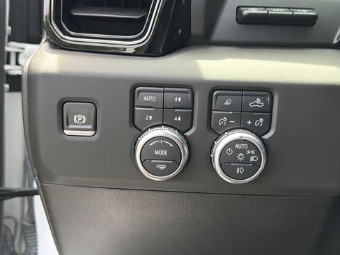 Used 2024 GMC Sierra 1500 AT4 w/ Technology Package AWD/4WD image 28