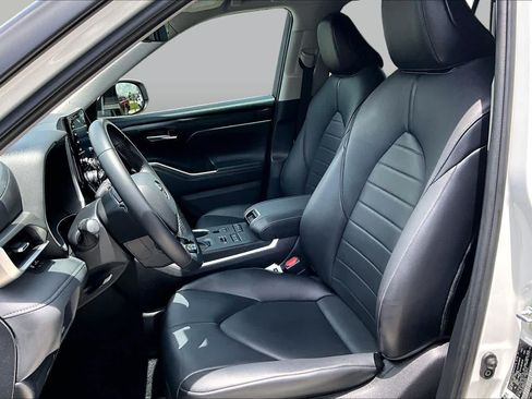 Used 2021 Toyota Highlander XLE AWD/4WD image 8