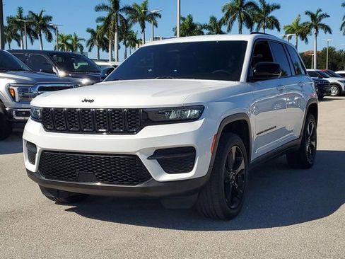 Used 2023 Jeep Grand Cherokee Altitude image 3