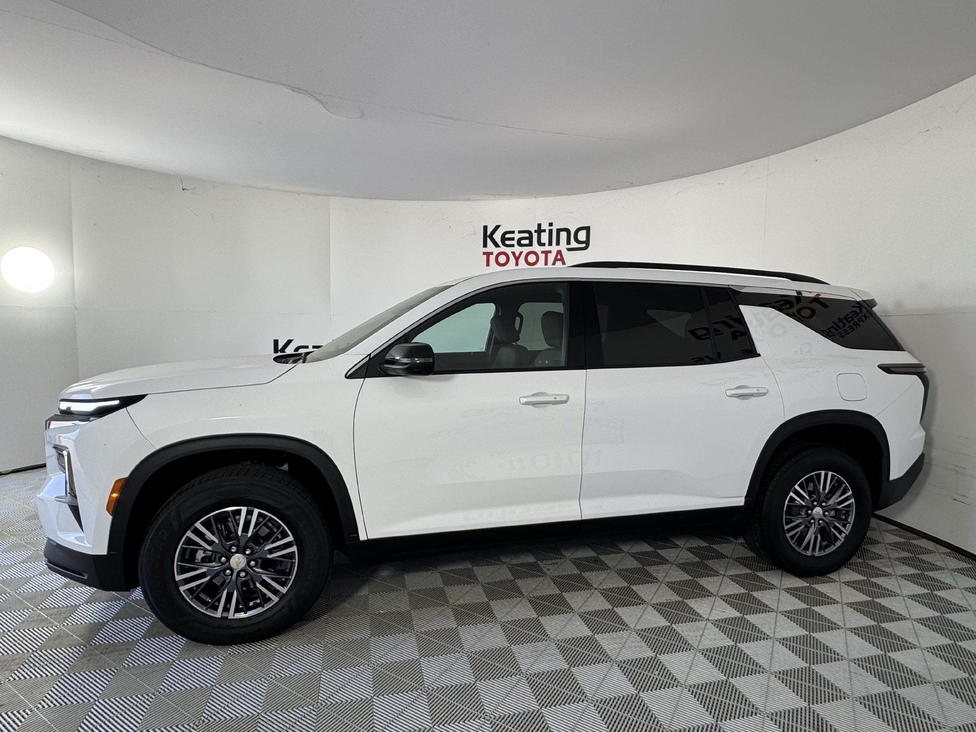 Used 2025 Chevrolet Traverse LT FWD image 8