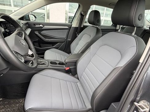Used 2025 Volkswagen Jetta SE FWD image 8
