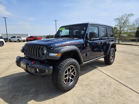 Used 2025 Jeep Wrangler Unlimited Rubicon image 2