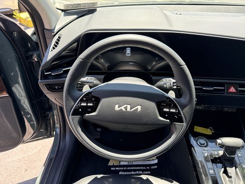 Certified 2023 Kia Niro EX FWD image 17