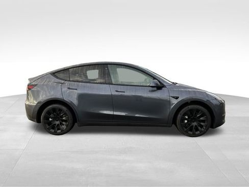 Used 2022 Tesla Model Y Long Range image 9