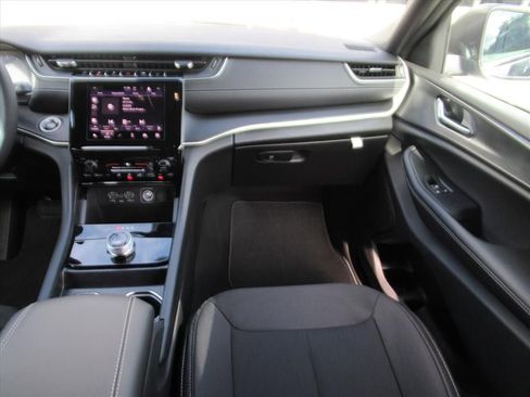 New 2025 Jeep Grand Cherokee Laredo image 14