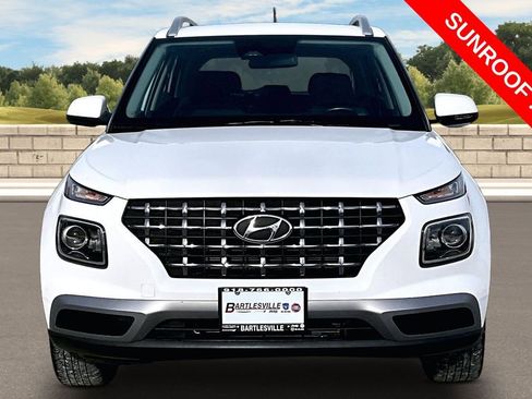 Used 2025 Hyundai Venue SEL FWD image 3