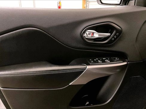 Used 2019 Jeep Cherokee Limited image 22