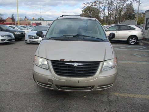 Used 2005 Chrysler Town & Country w/ Popular Equipment Group I FWD image 3
