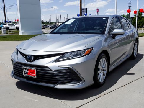 Certified 2022 Toyota Camry LE AWD/4WD image 4