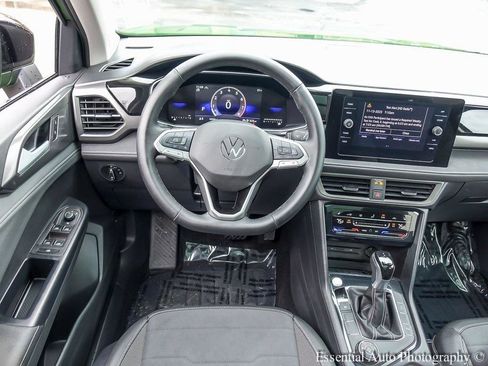 Used 2025 Volkswagen Taos SE image 13