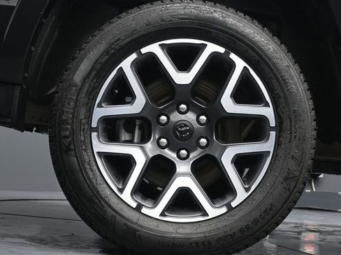 Used 2025 RAM 1500 Laramie AWD/4WD image 9