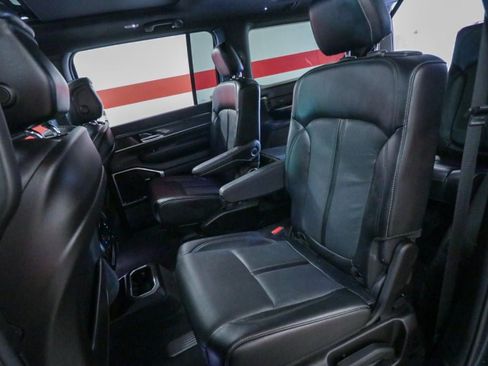 Used 2022 Jeep Wagoneer Series III w/ Premium Group I AWD/4WD image 17