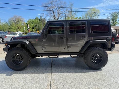 Used 2017 Jeep Wrangler Unlimited Rubicon w/ Connectivity Group AWD/4WD image 3