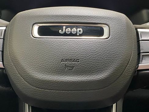 Used 2025 Jeep Compass Latitude w/ Convenience Group AWD/4WD image 19