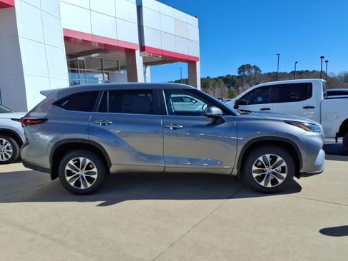 New 2026 Toyota Highlander XLE image 2