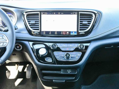 New 2026 Chrysler Pacifica Select image 14