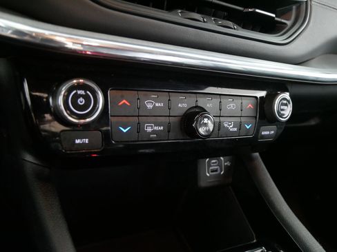 Used 2022 Jeep Compass Limited image 23