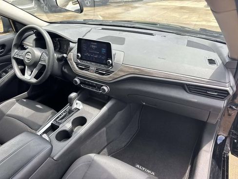 Used 2025 Nissan Altima 2.5 SV FWD image 47